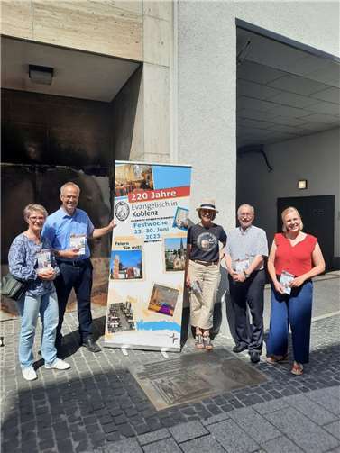 Ein Jahr nach der Einweihung der Gedenkplatte anlässlich des Jubiläums hatten sich einige Vertreter aus diesem Arbeitskreis getroffen, um die Festschrift in der Öffentlichkeit publik zu machen. Foto: privat