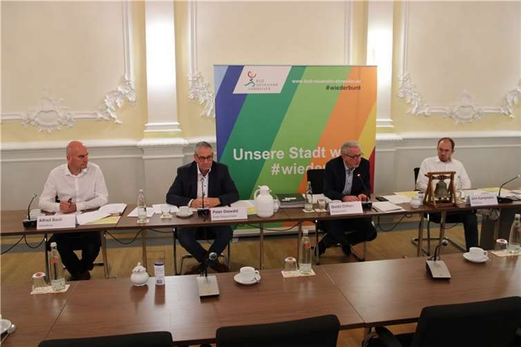 Ein Jahr nach der Flut – Wo stehen wir? Was muss geschehen? Diese Fragen beantworteten von links Alfred Bach (Stadtverwaltung), Peter Diewald (erster Beigeordneter), Bürgermeister Guido Orthen und Jörn Kampmann (Stadtverwaltung).  Foto: DU