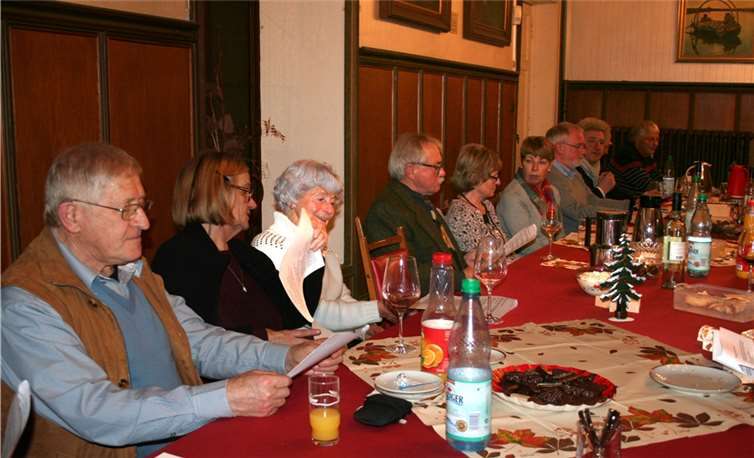 Ein Jahresrückblick, entspannter Austausch und gemeinsames Singen gehören zur traditionellen Adventsfeier im Schloss.HG