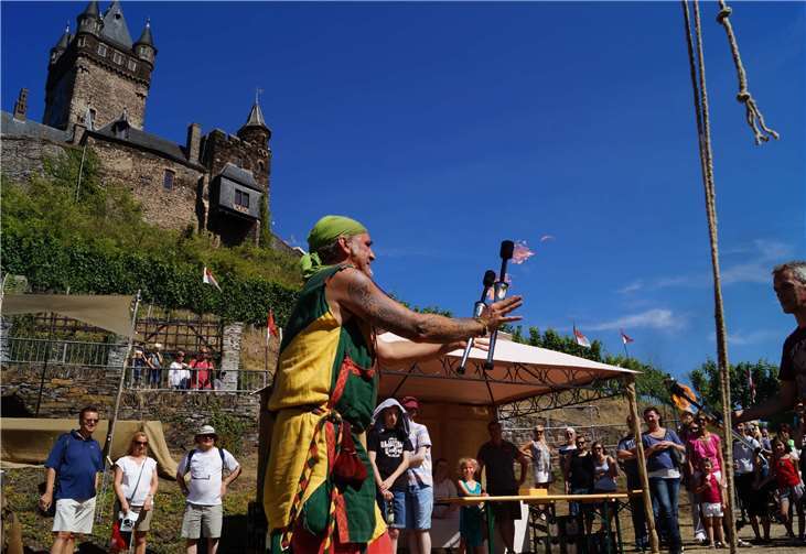 Ein Jongleur zeigte mit drei brennenden Fackelnseine Kunst auf dem „Rosenhof“ zu Füßen der Reichsburg. Fotos: TT