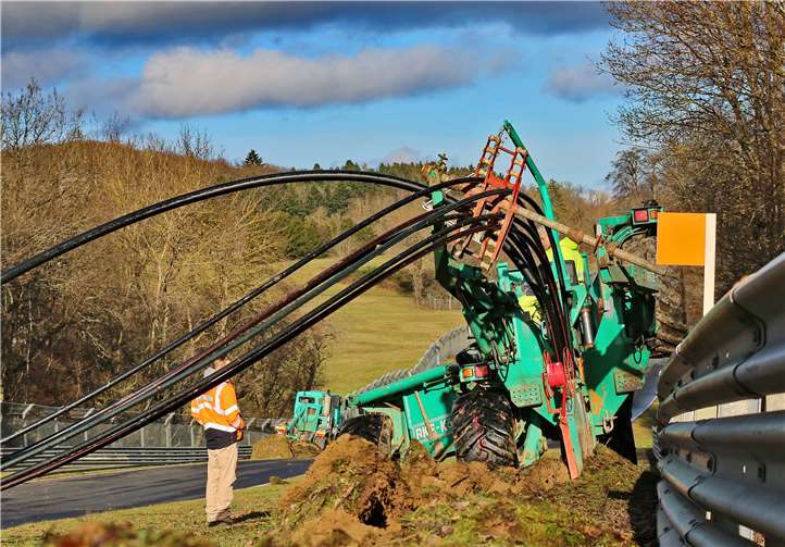 Ein Kabelpflug bringt etliche Kilometer Leerrohre am Streckenabschnitt „Döttinger Höhe“ unter die Erde. Die Bauarbeiten sind der Startschuss für die erste Digitalisierungsmaßnahme an der Nordschleife überhaupt. Foto: Nürburgring