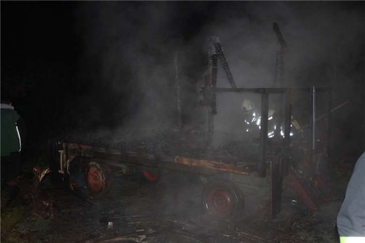 Sachbeschädigung durch Brand eines Karnevalswagens Ein Karnevalswagen in Ediger-Eller brannte aus noch unbekannter Ursache völlig aus.