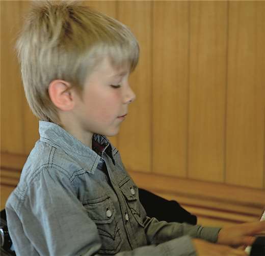 Ein Klavierschüler der Kreismusikschule Bendorf bei der Probe. KMS