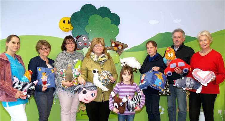 Ein Klinikaufenthalt fällt besonders Kindern nicht leicht: v. re. Christa Gesthüsen, Rainer Martini, Monika Weiand und Christa Bell übergaben 130 selbst gefertigte Trostkissen für die kleinen Patienten der Wittlicher Kinderklinik.Privat