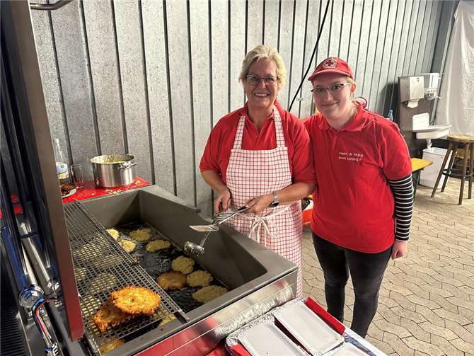 Ein Knaller sind die Reibekuchen beim DRK.  Foto: ROB