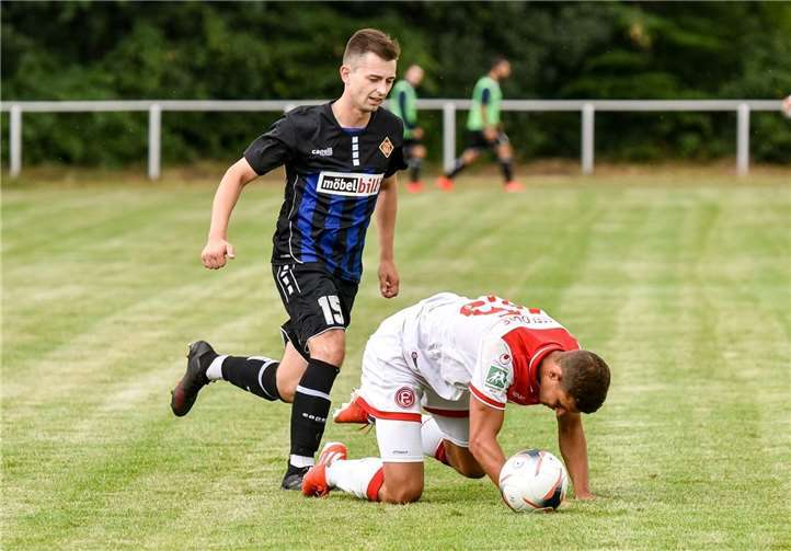 Ein Kniefall vor Adrian Knopp könnte man hier vermuten. Aber der Neuzugang der TuS blieb in der Partie gegen die Bundesligareserve ohne Torerfolg. Foto: TH