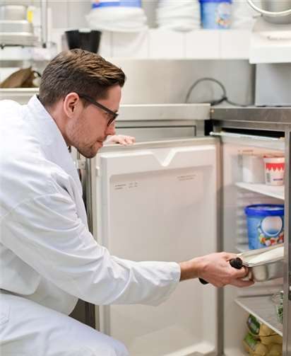 Ein Kontrolleur schaut sich alles an.  privat