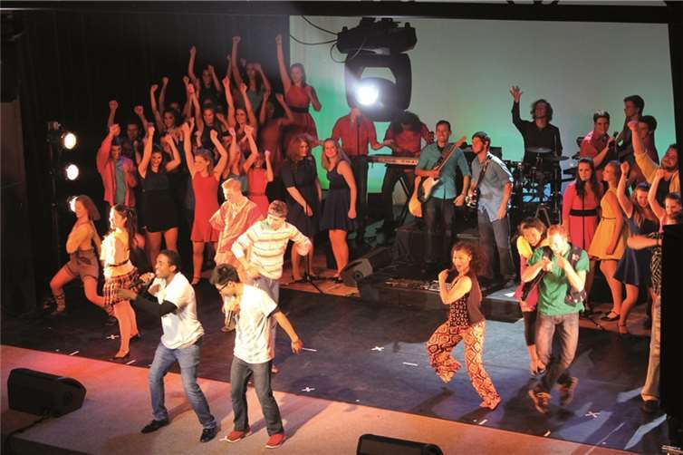 Ein Konzert von Up with people reißt alle von den Stühlen. RERE