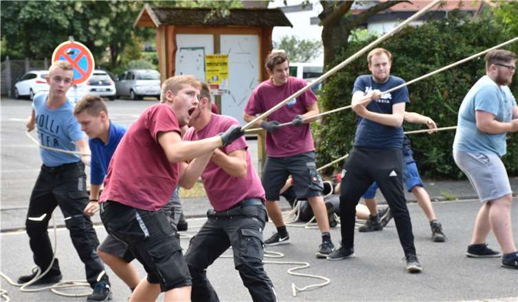 Ein Kraftakt war notwendig, um die Kunststoffplane als Festzeltdach über das Metallgerüst zu ziehen.HEP