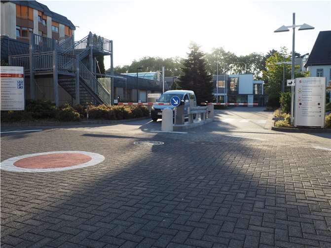 Ein Kreisel vor der Schranke bietet die Möglichkeit zum Wenden. Foto: St. Nikolaus-Stiftshospital GmbH