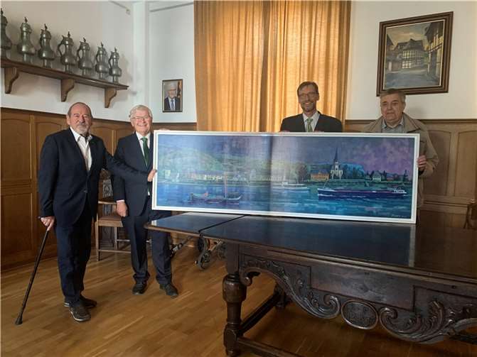 Ein Kunstwerk seines Vaters Gerhard übergab Sohn Roland Juchem jetzt der Stadt Unkel mit Stadtbürgermeister Gerhard Hausen, dem Beigeordneten Günter Küpper und Stadtratsmitglied Manfred Mönch, einem Neffen des vor einem Jahr verstorbenen Künstlers. Foto: Kulturstadt Unkel / Thomas Herschbach