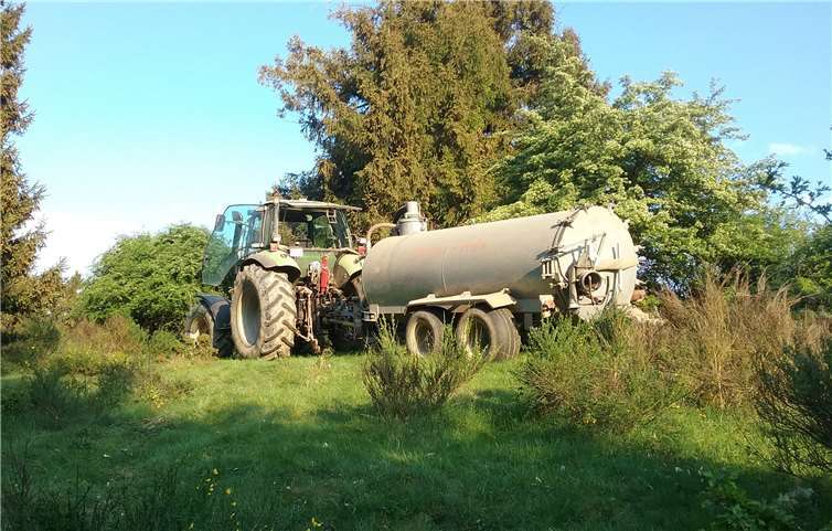 Ein Landwirt unterstützte den Einsatz mit einem Wasserfass.