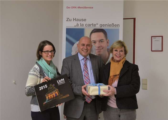 Ein Licht für Koblenz: (v.l.) Julia Kübler, Antonie Heider (beide vom Verein „Ein Licht für Koblenz“) und Leo Biewer (Aufsichtsratsvorsitzender des DRK-Mittelrhein). DRK-Mittelrhein