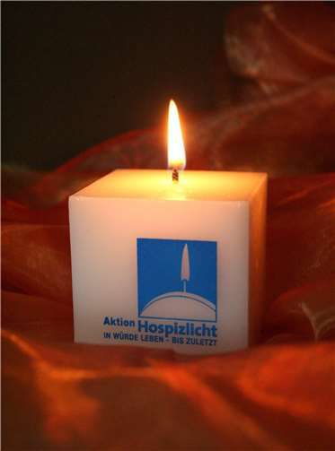 Ein Licht für schwerstkranke und sterbende Menschen anzünden.Foto: Hospizverein
