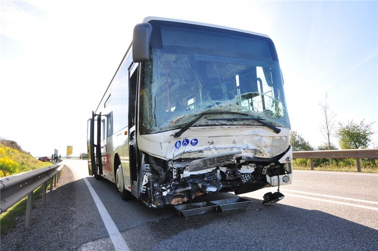 Ein Linienbus, indem sich 19 Personen befanden, war in dem Unfall involviert.