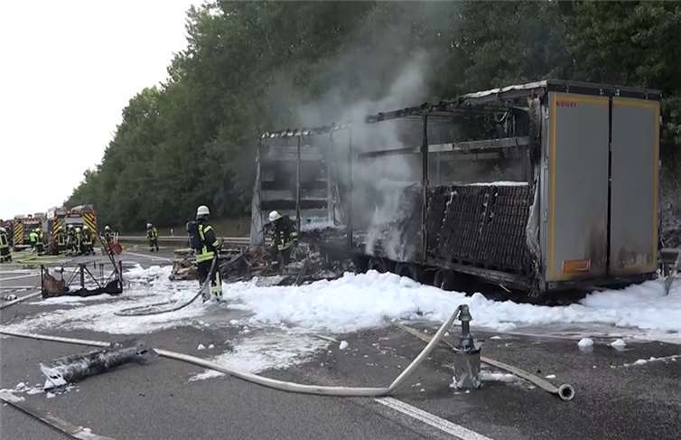 Ein Lkw-Anhänger ist aus bislang ungeklärter Ursache in Brand geraten. Foto: WinklerTV