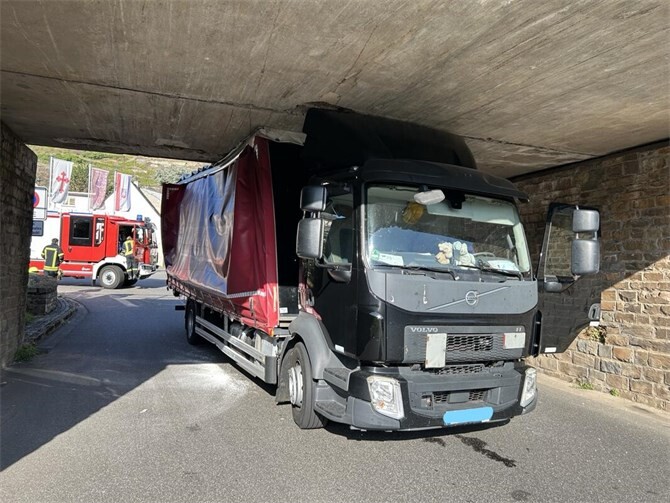 Ein Lkw blockiert eine Unterführung in Kobern-Gondorf.