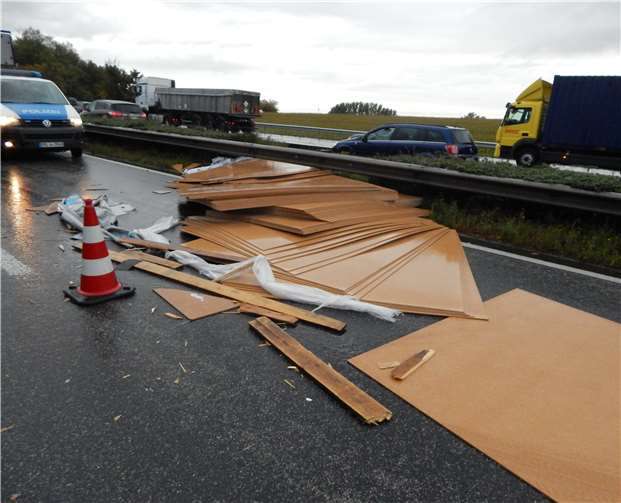 Ein Lkw hatte bei der Kollision mit einem anderen Lastwagen seine Ladung verloren.