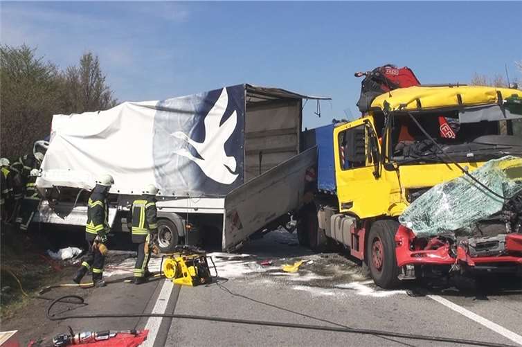 Ein Lkw hatte das Stauende übersehen und war mit voller Wucht in einen vorausfahrenden Lastzug gefahren. Fotos: WinklerTV
