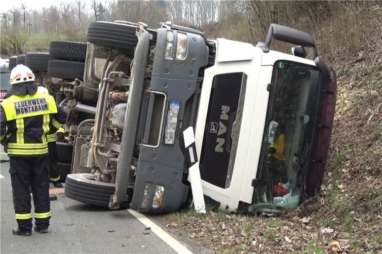 Ein Lkw kam bei Boden ins Schleudern und stürzte um. Der verletzte Fahrer musste durch die Feuerwehr aus dem Führerhaus befreit werden. Foto: WinklerTV
