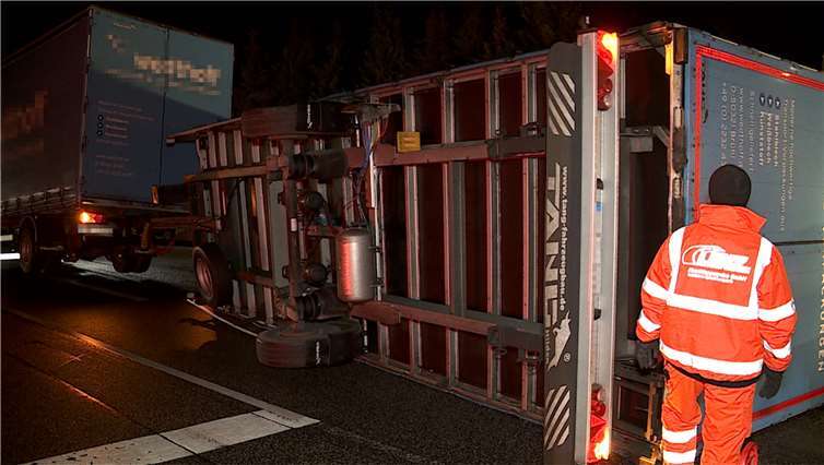 Ein Lkw wurde von einem anderen Lkw touchiert, worauf ein Anhänger umkippte. Foto: WinklerTV
