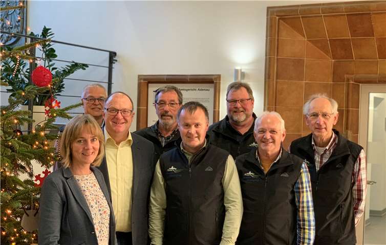 Ein Lob für ihr Engagement erhielten die Wegepaten von Bürgermeister Nisius und Daniela Schmitz. Foto: Tourist-Information Hocheifel-Nürburgring