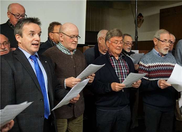 Ein Loblied auf „Oos Dörfje“sang der Männerchor Heimbach-Weis.