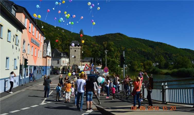 Ein Luftballonweitflugwettbewerb fand für die Kinder statt.