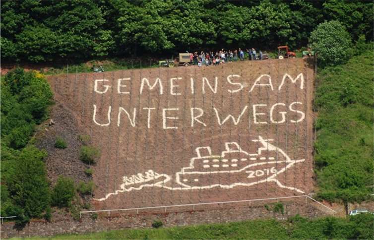 Ein Luxusliner neben einem überbesetzten Rettungsboot - damit soll auf das Ungleichgewicht der heutigen Zeit hingewiesen werden