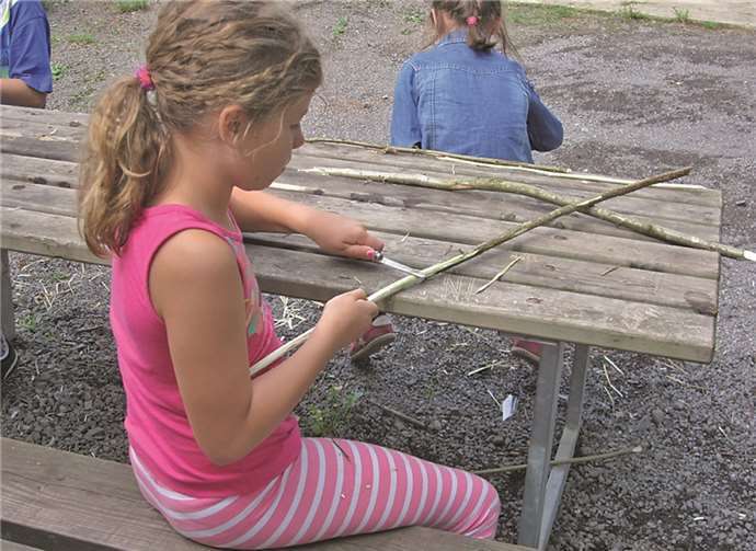 Ein Mädchen beim Schnitzen.