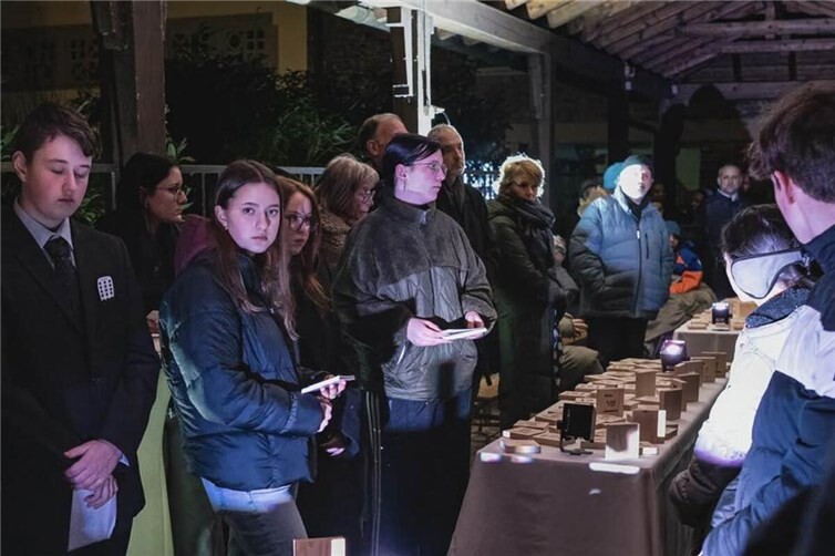 Ein Mahnmal der Menschlichkeit: Cochemer Schülerinnen und Schüler ehren NS-Opfer. Foto: Sven Ziegler