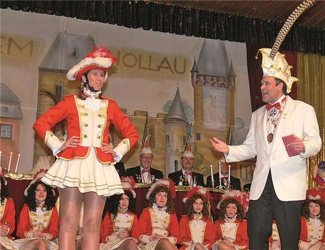 Ein Mariechen, das sich nicht nur zu artikulieren, sondern auch in Szene zu setzen weiß. CKG-Präsident Günter Hammes akzeptiert es gerne.