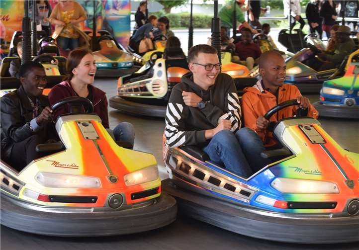 Ein Markt, wie ihn die jungen Gäste aus Mabira in Tansania noch nicht erlebt haben, zeigten ihnen ihre gleichaltrigen Gastgeber aus dem Rhein-Lahn-Kreis beim Bummel über den Nassauer Michelsmarkt. Zum Renner wurde die Fahrt mit Auto-Scootern.