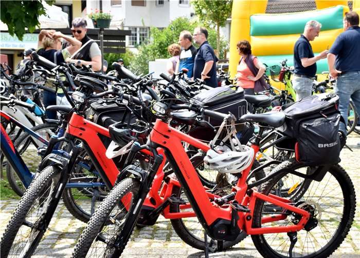 Ein Meer von Fahrrädern war auf dem Waldbreitbacher Platz am Alten Kreuz zu sehen. Fotos: HEP