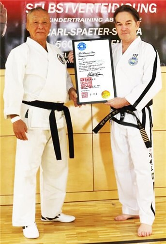 Ein Meister und seine Schüler: Dr. Suk Jun Kim inspiriert in Koblenz.