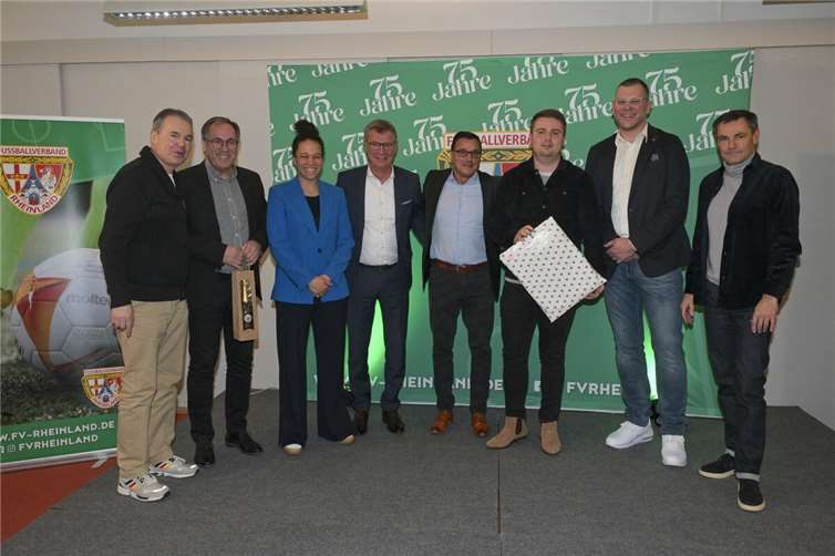 Ein Mendiger in Farben der TuS Koblenz: Oliver Feils (3. von rechts) wurde im Wettbewerb „Fußballhelden – junges Ehrenamt“ ausgezeichnet.  Foto: Peter Seydel/FVR