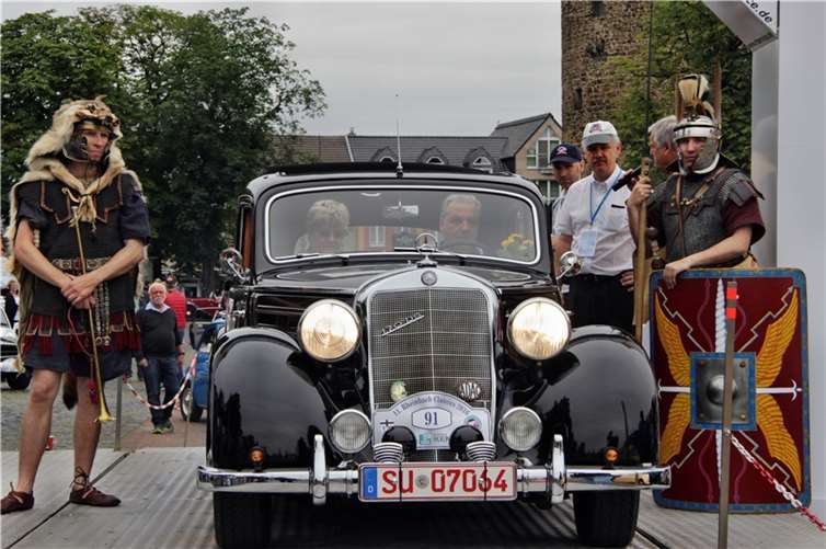 Ein Mercedes Benz 170 DS, Baujahr 1973, mit dem Team Berger eröffnet die Oldtimer-Rallye „In der Eifel auf den Spuren der Römer“.