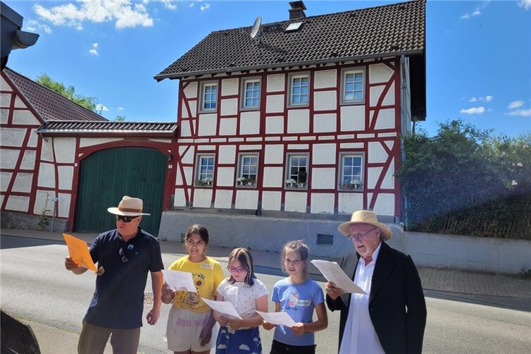 Ein Mini-Chor vor dem Haus von Lehrer Welsch in Arzdorf