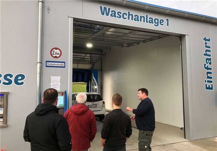 Besichtigung des neuen Waschparks Kruft Ein Mitarbeiter erläutert die technischen Besonderheiten der Anlage Foto: privat