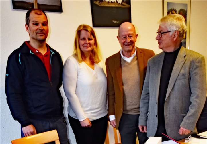 Ein Modell der „Neuen Südallee“ brachten Oliver Stracke und Dagmar Quadflieg (beide links) vom städtischen Eigenbetrieb Grünflächen- und Bestattungswesen mit zur Sitzung des Arbeitskreises Demografie und Stadtentwicklung des Seniorenbeirats. Edgar Kühlenthal (Mitte), Sprecher des Arbeitskreises und Prof. Dr. Heinz-Günther Borck (rechts) bedankten sich für die sehr informative Präsentation und kooperative Diskussion.Foto: Wolfgang Brennig