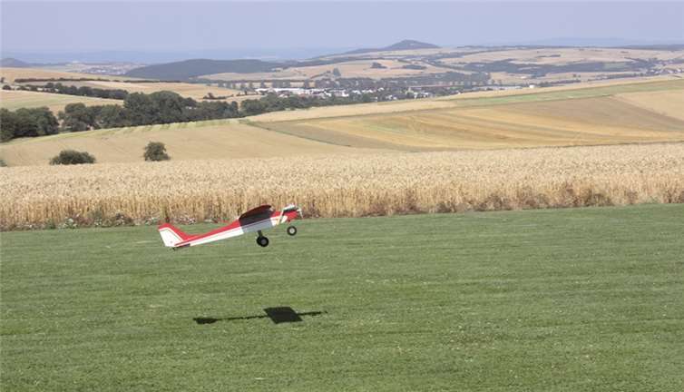 Ein Modellflugzeug startet bei herrlichem Flugwetter. privat
