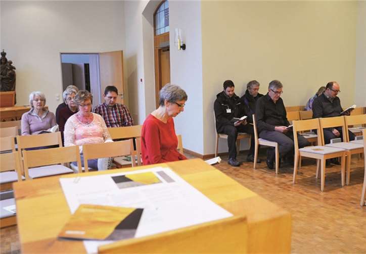 Ein Moment der Ruhe finden. Das Angebot der Morgenoase wird von der Dienstgemeinschaft der Barmherzigen Brüder Saffig gerne angenommen. In diesem Jahr wurde das aktuelle MISEREOR-Hungertuch thematisiert.privat.