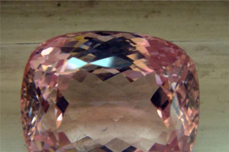 Ein Morganit aus der Schenkung. Dr. Renate Schumacher, Universität Bonn