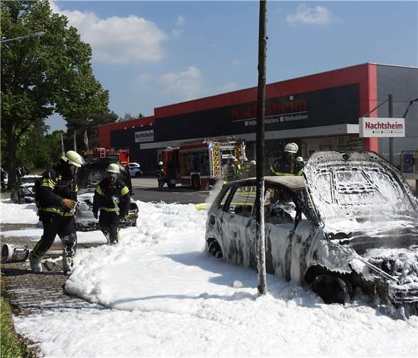 Auslaufendes Benzin war Ursache Ein Motorbrand bei einem Pkw hatte eine verhängnisvolle Kettenreaktion ausgelöst.