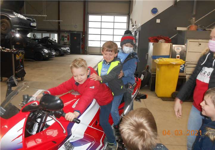 Ein Motorrad zog die Aufmerksamkeit der kleinen Nachwuchsmechaniker auf sich. Foto: privat