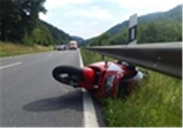 Ein Motorradfahrer wurde nach einer Kollision mit einem Pkw schwer verletzt. Foto: Polizei