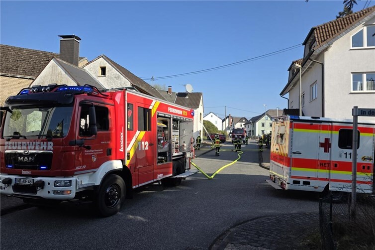 Ein Nachbar hatte die Rauentwicklung im Gebäude bemerkt und daraufhin die Feuerwehr benachrichtigt.