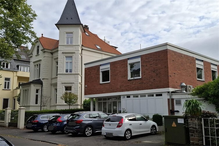 Ein Neubau aus den 1970er Jahren neben einer historischen Villa im Stadtteil Bad Godesberg.