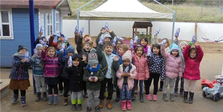 Ein Nikolaus für jedes Kind - die Belohnung wurde dieses Mal von den Erzieherinen übergeben. Foto: Kita Brohl