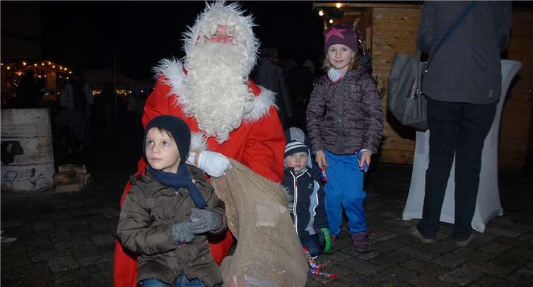Ein Nikolaus schlenderte über den Töpferplatz undüberraschte die Kinder mit kleinen Geschenken. Auch dasgehörte zum „Weihnachtszauber“ in Höhr-Grenzhausen.